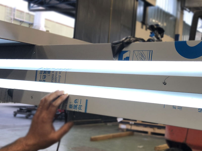 dettaglio produzione totem luminoso a stelo restart livorno