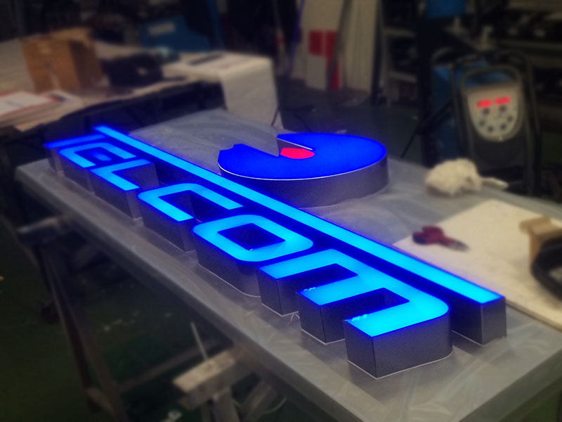dettaglio produzione totem luminoso a stelo telcom cremona