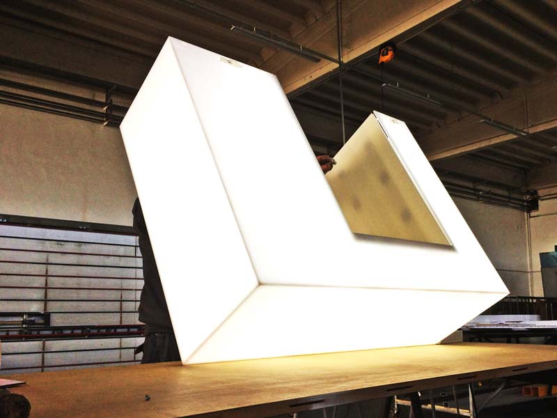 dettaglio produzione totem luminoso aziendale cassa edile piacenza