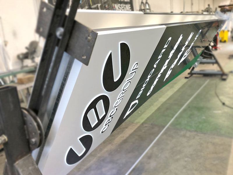 dettaglio produzione totem luminoso aziendale cbc group bergamo