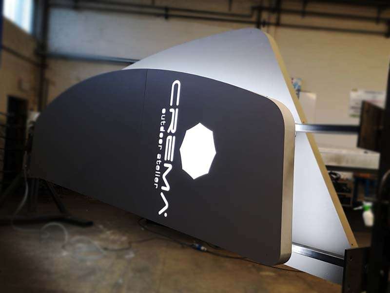 dettaglio produzione totem luminoso aziendale crema outdoor padova
