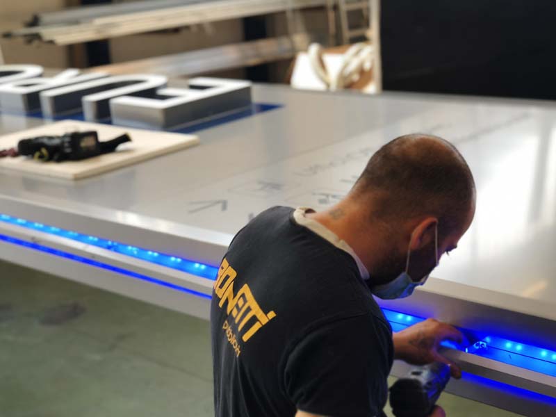 dettaglio produzione totem luminoso aziendale euro tubi srl mantova