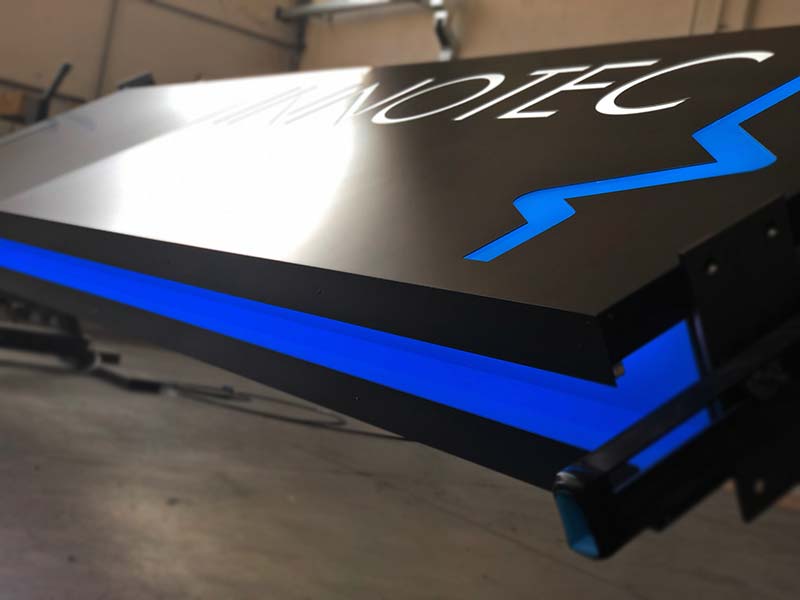 dettaglio produzione totem luminoso aziendale innotec srl milano