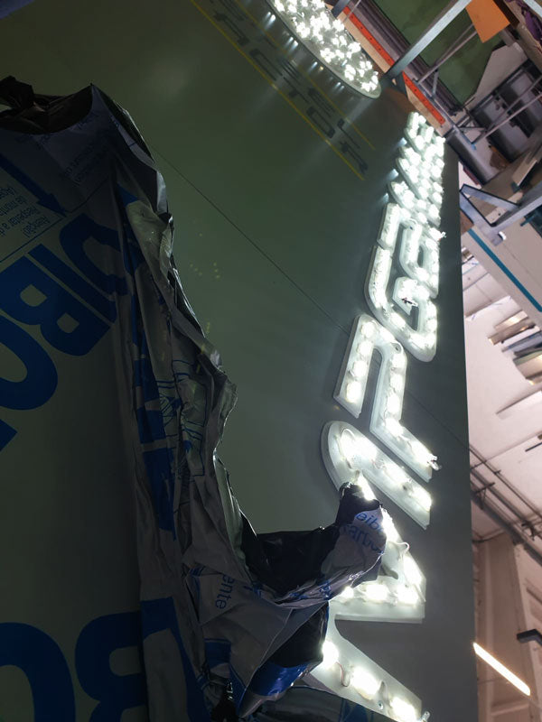 dettaglio produzione totem luminoso aziendale mp gamma brescello