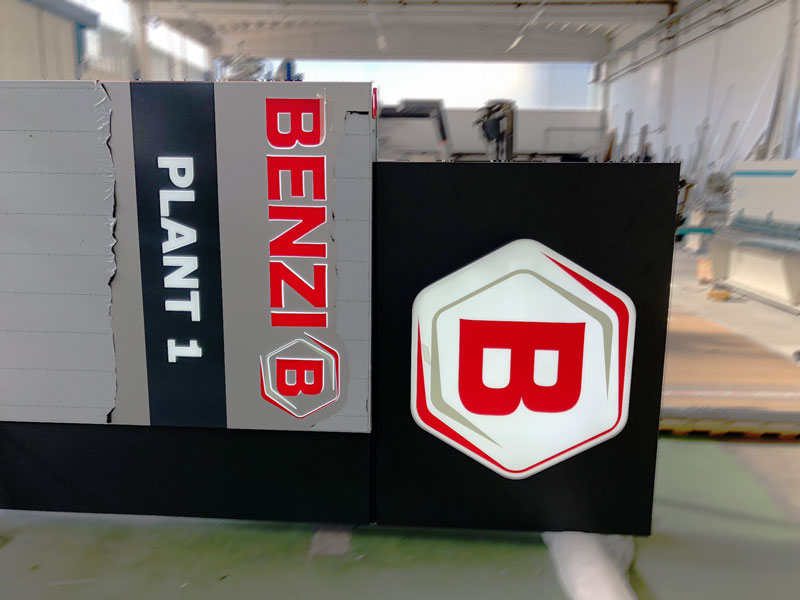 dettaglio produzione totem luminoso benzi e diterlizi srl milano