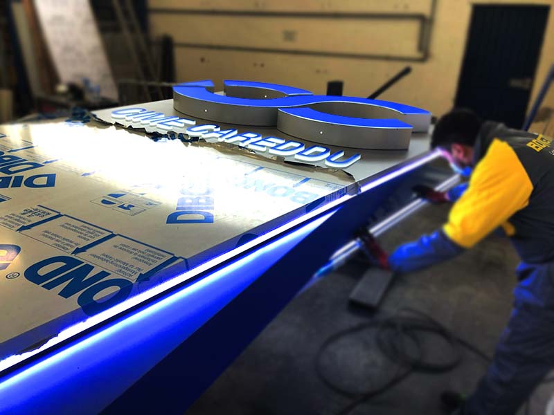 dettaglio produzione totem luminoso cime careddu srl asti