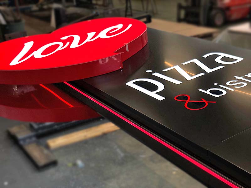 dettaglio produzione totem luminoso con logo scatolare love pizza reggio emilia