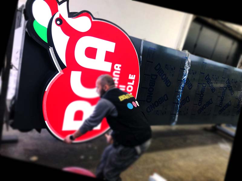 dettaglio produzione totem luminoso con logo scatolare rca avicola reggio emilia