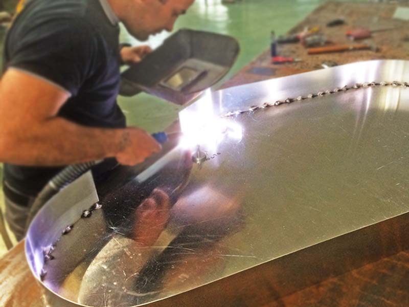 dettaglio produzione totem luminoso con logo scatolare riso pasini srl mantova