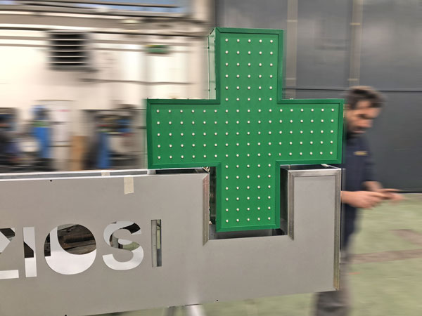 dettaglio produzione totem luminoso croce a led farmacia graziosi reggio emilia