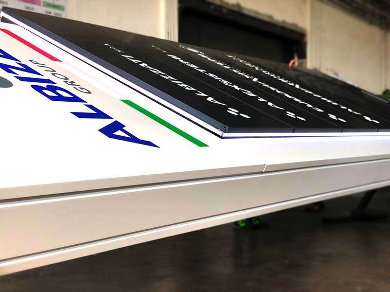 dettaglio produzione totem luminoso flag albizzati spa milano
