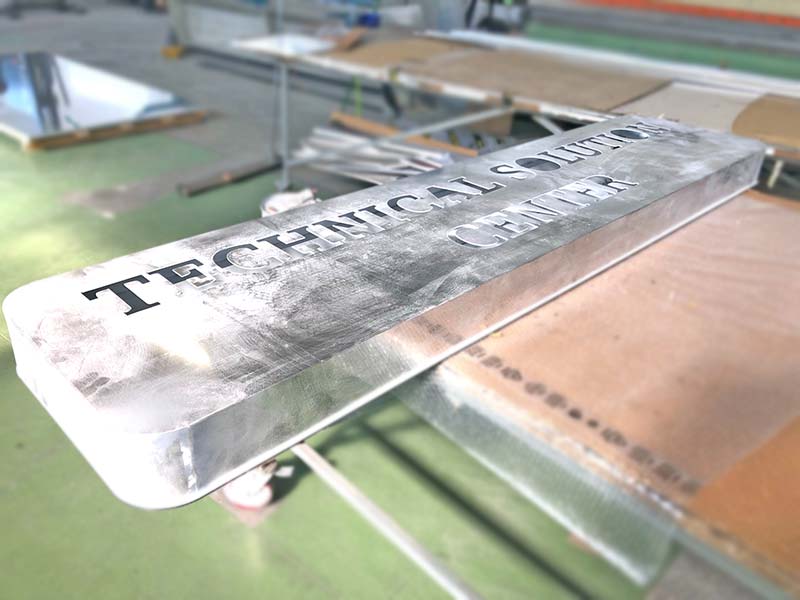 dettaglio produzione totem luminoso isb ital cuscinetti spa rubiera