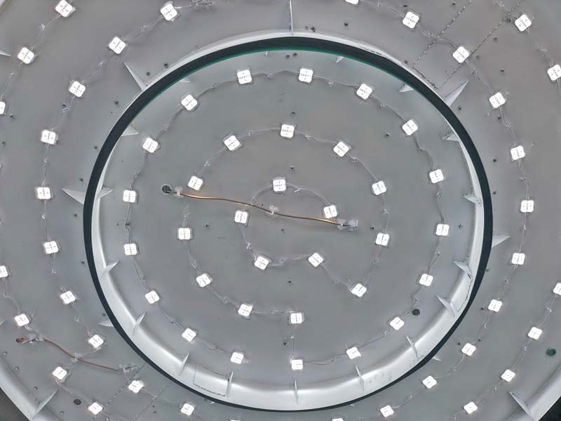 dettaglio produzione totem luminoso isb ital cuscinetti spa rubiera