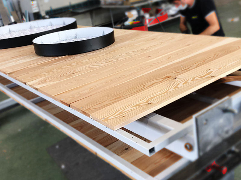 dettaglio produzione totem luminoso legno pizzeria cupido reggio emilia