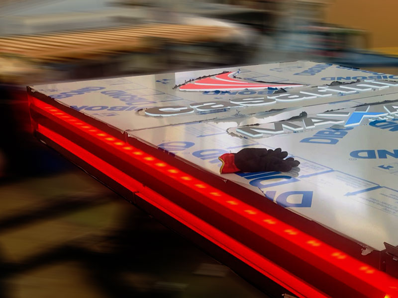 dettaglio produzione totem luminoso modulare casarini srl reggio emilia