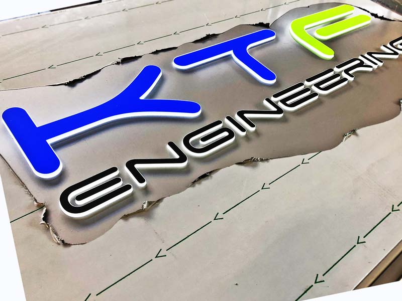 dettaglio produzione totem luminoso modulare ktf engineering mantova