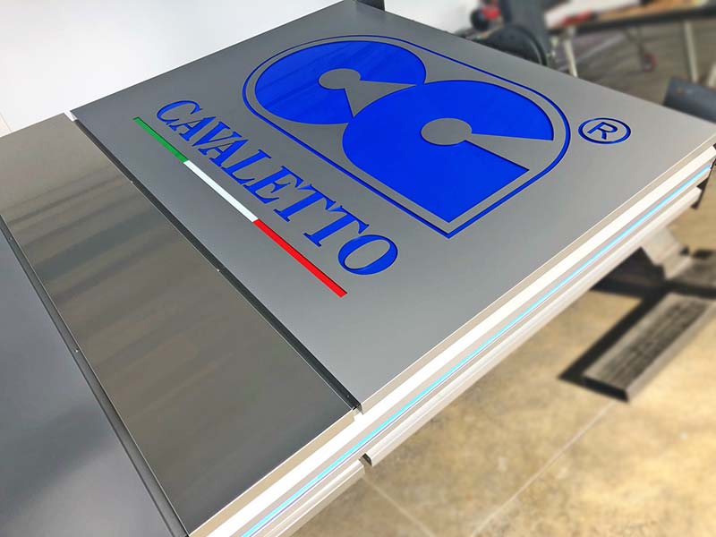 dettaglio produzione totem luminoso modulare metalli stampati cavaletto novara