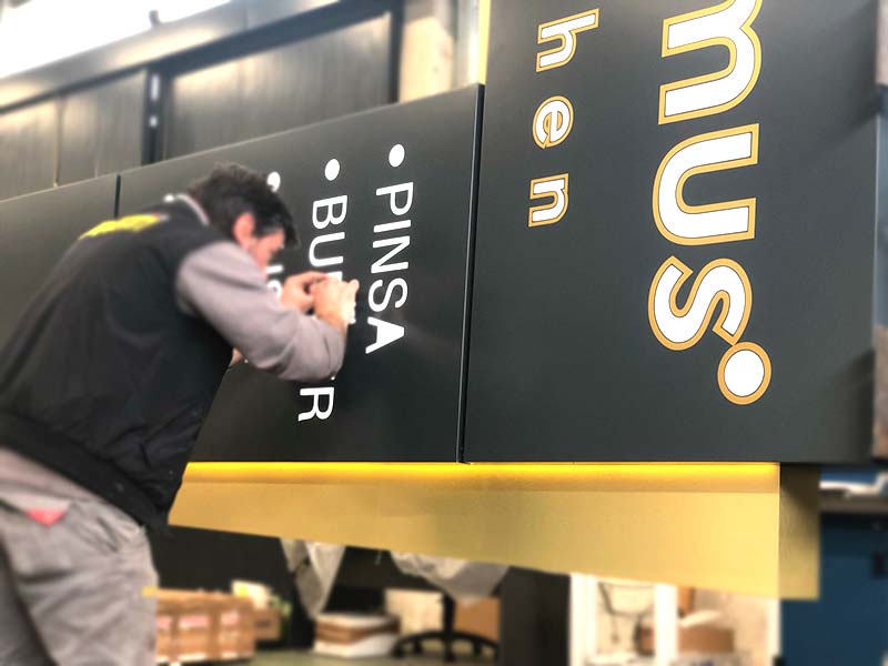 dettaglio produzione totem luminoso modulare optimus srl reggio emilia