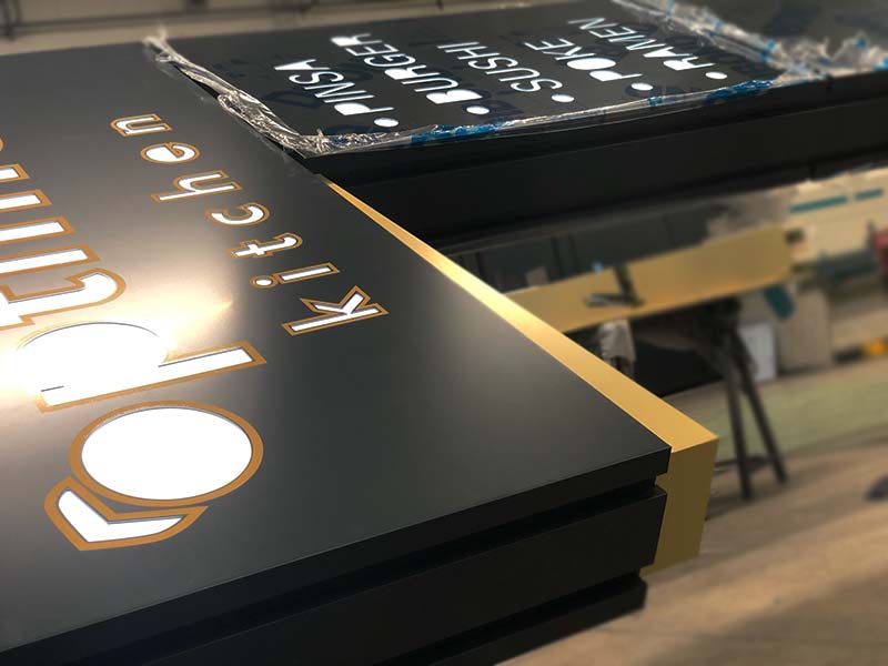 dettaglio produzione totem luminoso modulare optimus srl reggio emilia