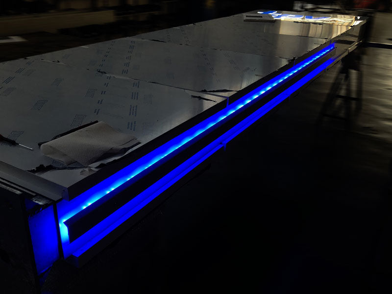 dettaglio produzione totem luminoso modulare tpv compound ferrara