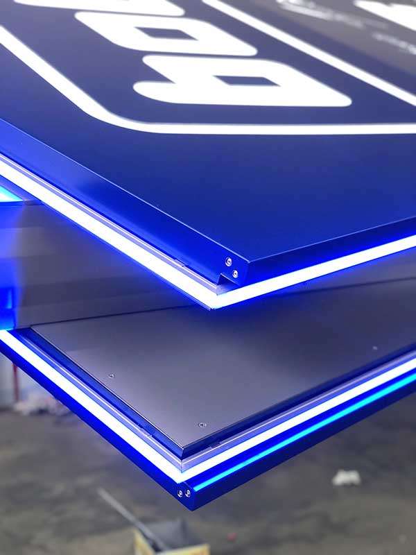 dettaglio produzione totem luminoso sail bob spa cuneo