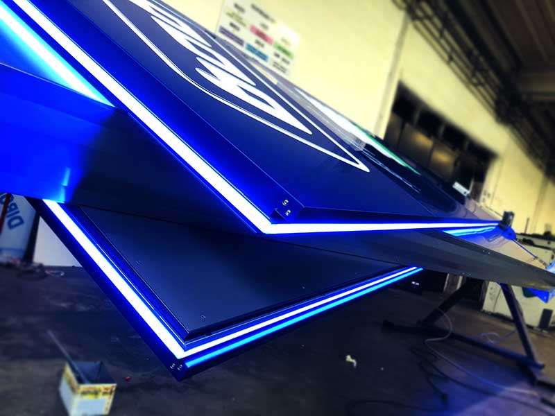 dettaglio produzione totem luminoso sail bob spa cuneo