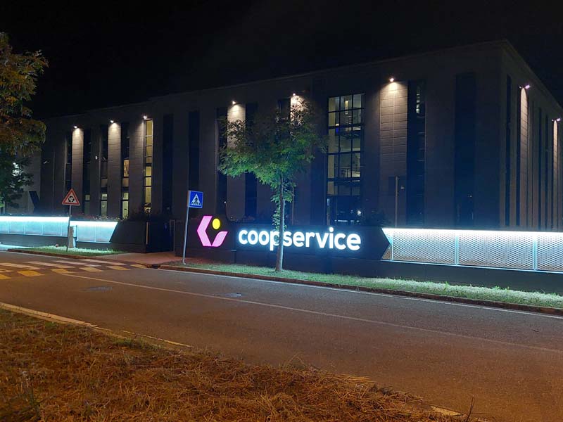 recinzione e insegna luminosa coopservice corte tegge