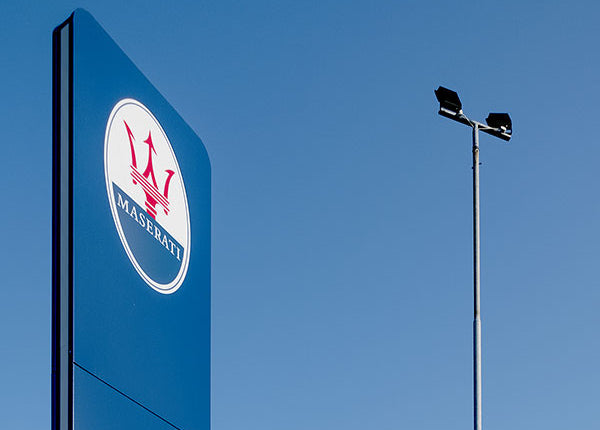 dettaglio totem luminoso alluminio traforato maserati autozatti srl parma