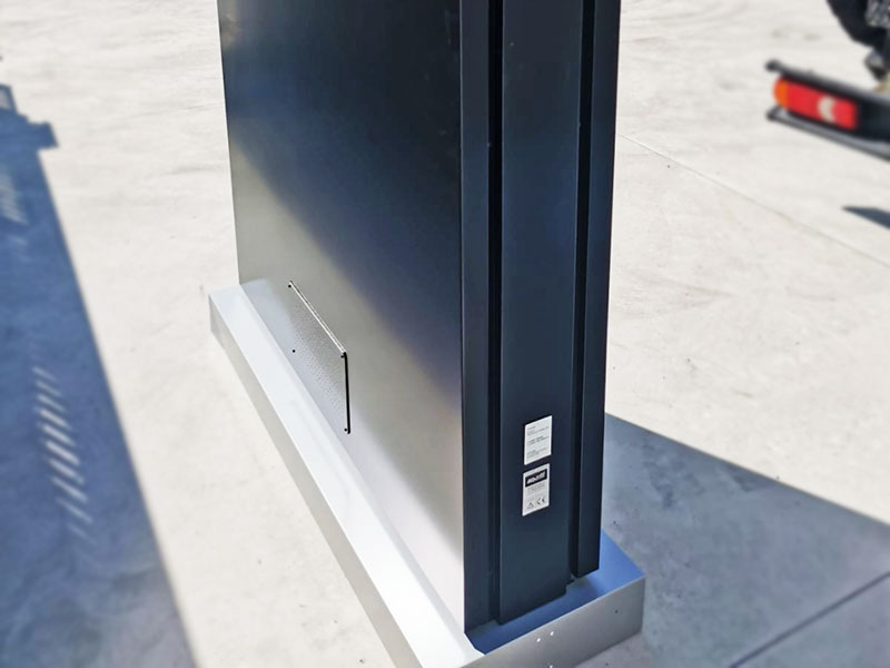 dettaglio totem luminoso aziendale estalia spa brescia