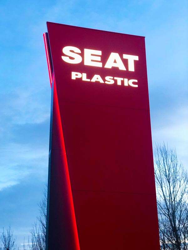 dettaglio totem luminoso aziendale seat plastic srl reggio emilia