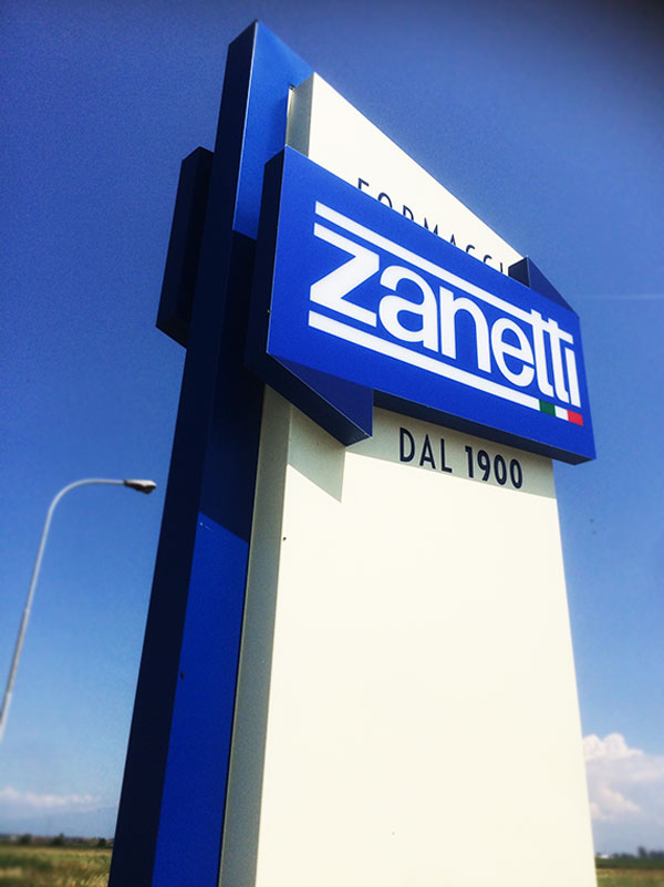 dettaglio totem luminoso aziendale zanetti formaggi mantova