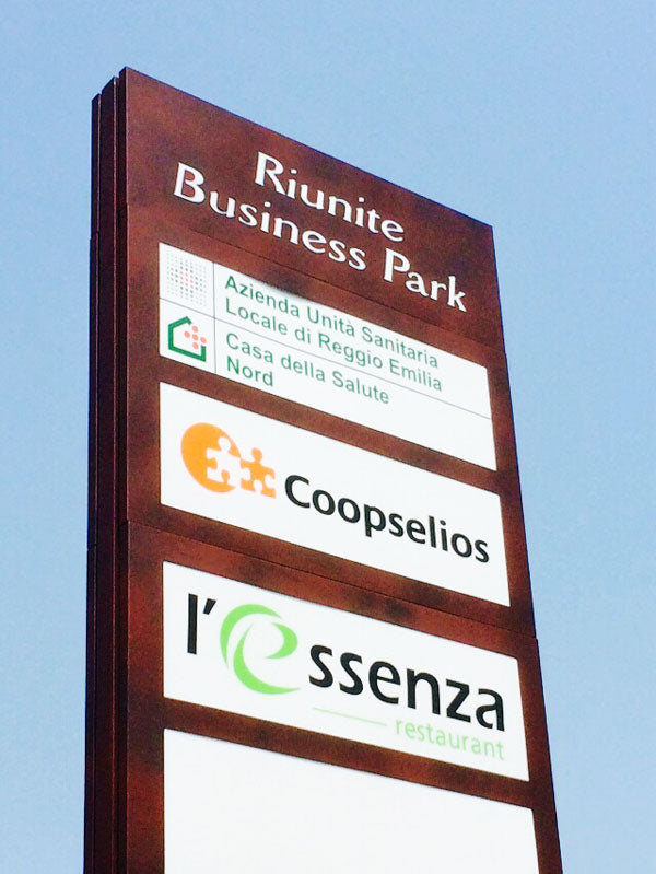 dettaglio totem luminoso corten business park riunite reggio emilia