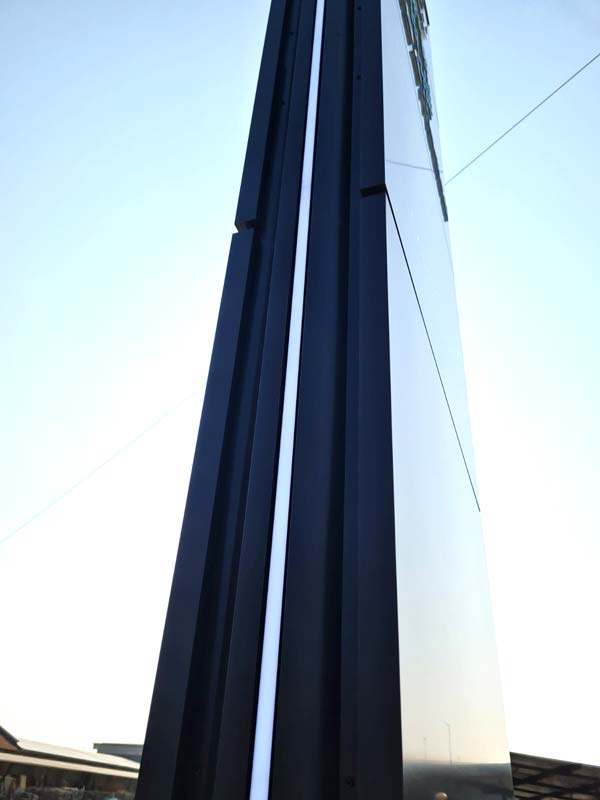 dettaglio totem luminoso modulare alba cosmetics ivrea