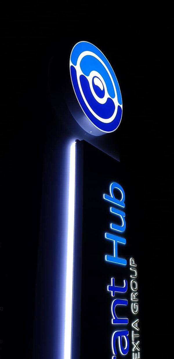 dettaglio totem luminoso warrant hub correggio