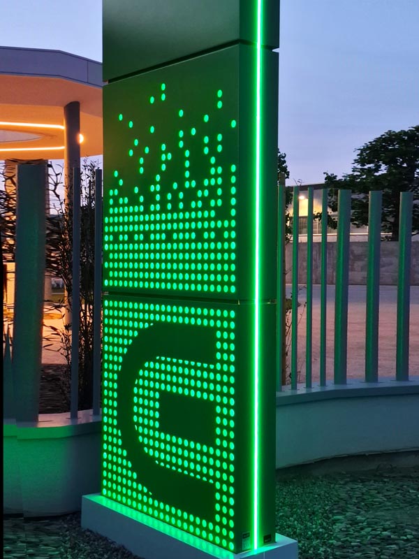 dettaglio totem modulare a led ene green spa codogno
