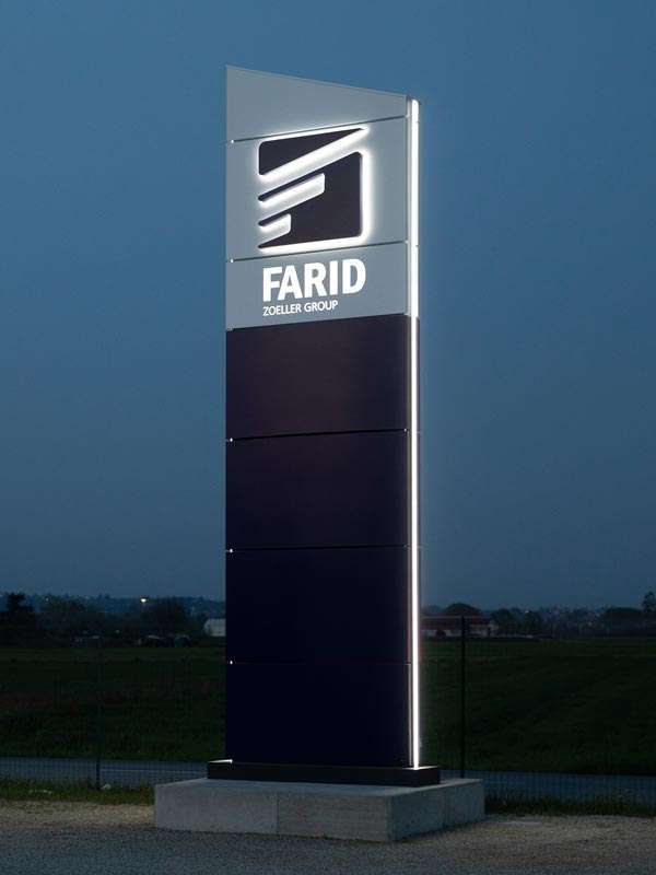 Farid - Totem aziendale luminoso