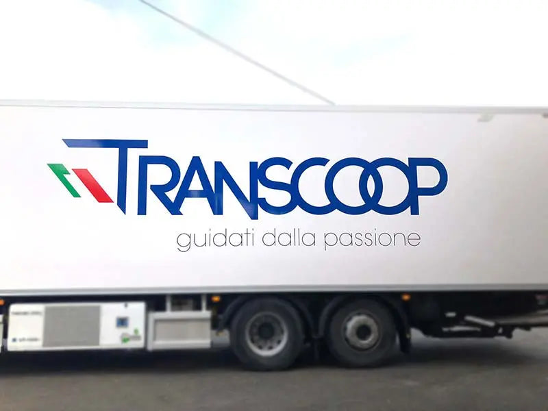 Cella frigo Transcoop decorata da Bonetti insegne