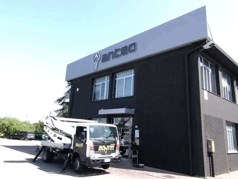 Anteo Srl - Restyling fabbricato aziendale con veletta in alluminio, insegna luminosa e pensilina d'ingresso