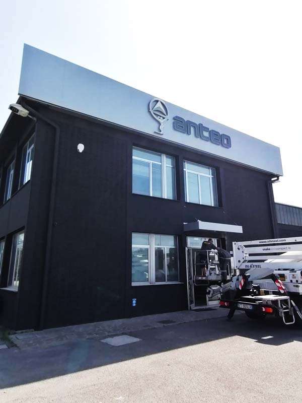 Anteo Srl - Restyling fabbricato aziendale con veletta in alluminio, insegna luminosa e pensilina d'ingresso