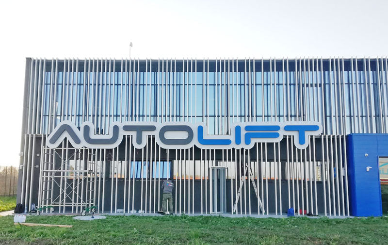Autolift - Insegna retroilluminata a lettere scatolate per esterni