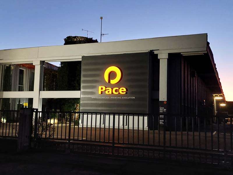 Pace - Insegna luminosa a lettere scatolate