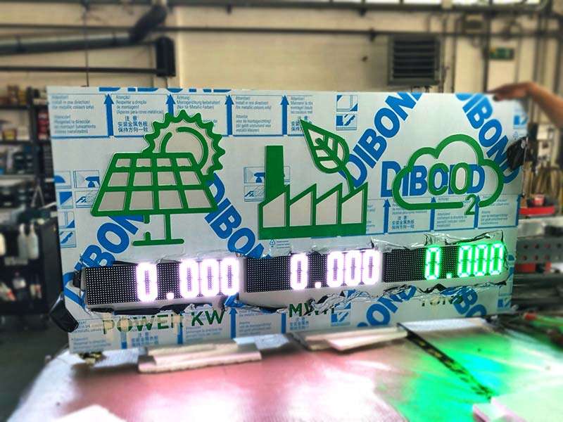 Crisden - Insegna con integrati led wall per gestione dati fotovoltaico