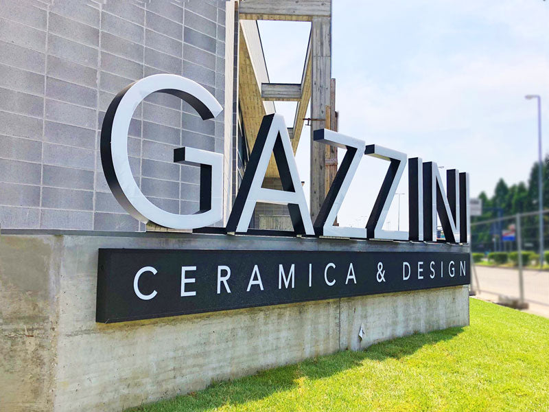 Gazzini Ceramiche - Insegna luminosa a lettere scatolari destrutturate