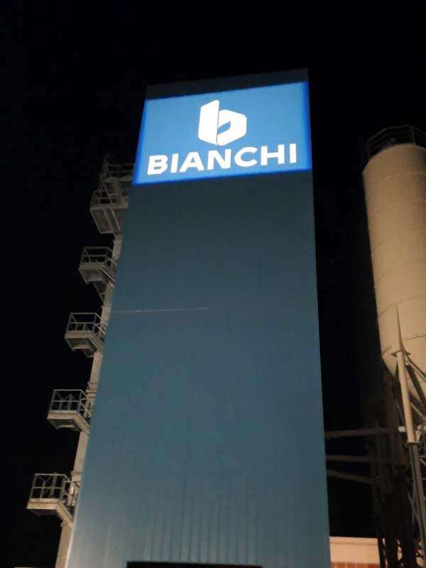 insegna aziendale illuminata con proiettori bianchi casseforme parma