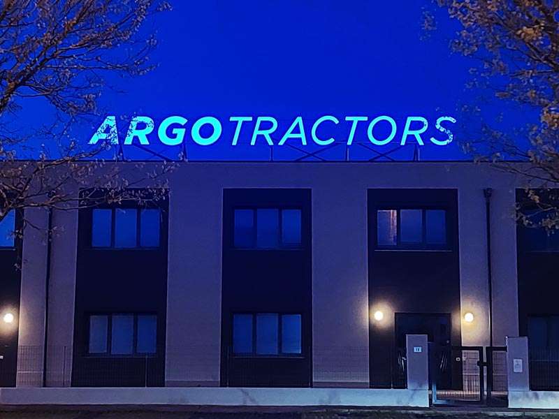 Argo Tractors - Insegna luminosa a lettere scatolate e totem aziendali