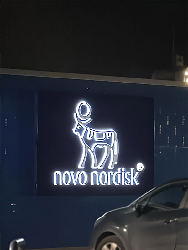 insegna retroilluminata a lettere in plexi su pannello Novo Nordisk Anagni