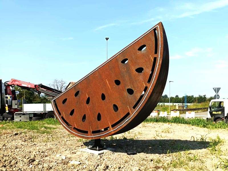 insegna in corten per rotatoria novellara