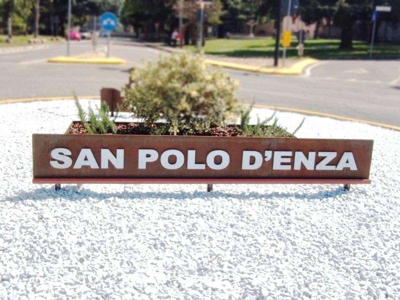 insegna lettere metacrilato su corten per rotatoria san polo d'enza