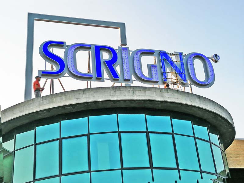 Scrigno - Insegna a tetto luminosa con lettere scatolari di grande formato