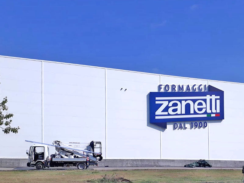 insegna luminosa di grande formato zanetti formaggi mantova